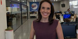 Apresentadora erra nome de noivo ao vivo que reage: "Não pode"