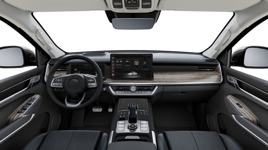 Interior da GWM Poer P500 traz painel digital e central multimídia de grandes dimensões, combinando equipamentos de conforto e recursos de conectividade. Interior da GWM Poer P500 traz painel digital e central multimídia de grandes dimensões, combinando equipamentos de conforto e recursos de conectividade.