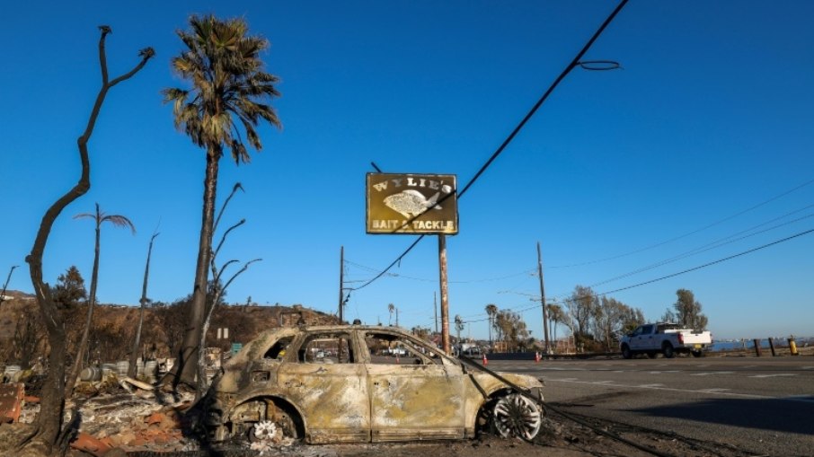 Grandes áreas em ruínas após os incêndios que devastaram parte de Los Angeles