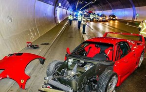 Vendedor bate Ferrari F40 e causa prejuízo astronômico; veja as fotos