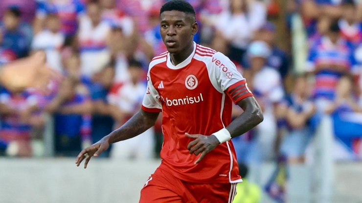 Na%20mira%20de%20estrangeiros%2C%20Vit%C3%A3o%20deve%20deixar%20o%20Internacional