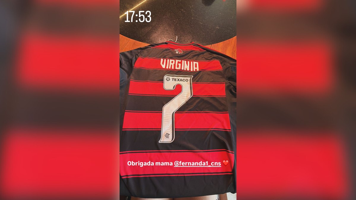 Mãe de Vini Jr. presenteia Virginia com camisa do Flamengo