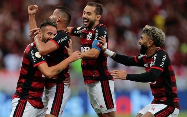 Com brilho de reservas, Flamengo vence o São Paulo no Maracanã