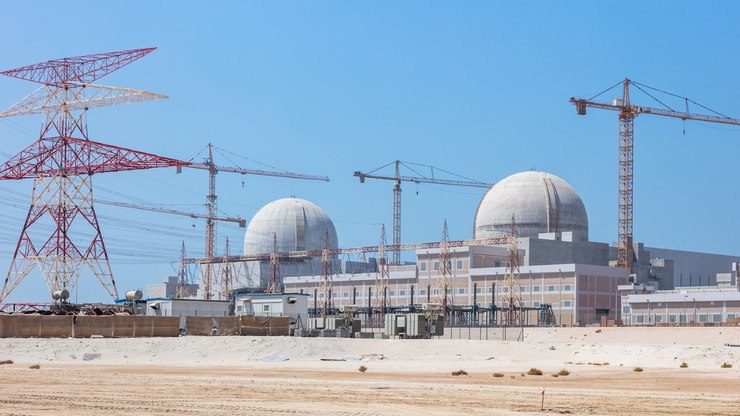 Drone provoca incêndio perto de usina nuclear nos Emirados Árabes