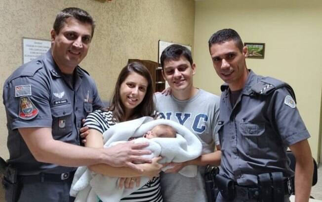 Vídeo mostra policiais militares salvando a vida de um bebê engasgado em Marília, no interior de São Paulo