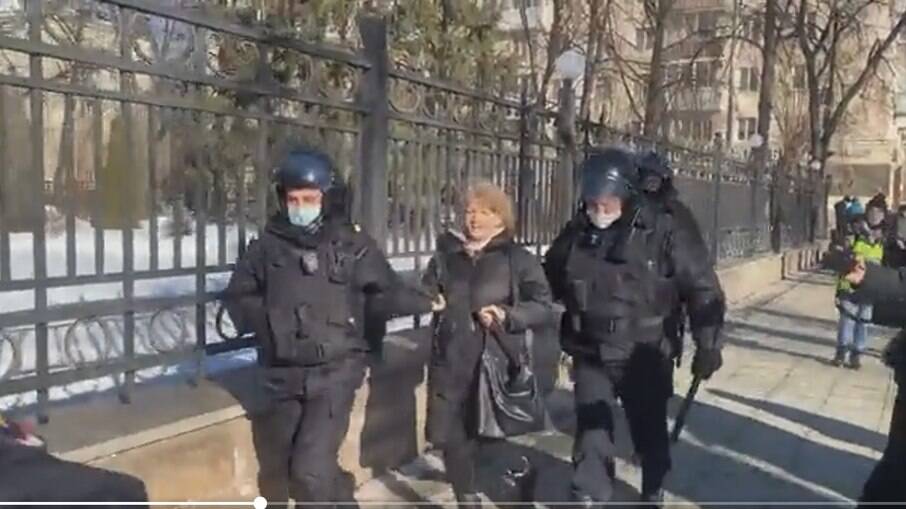 Vídeo da OVD mostra mulher sendo presa em protesto