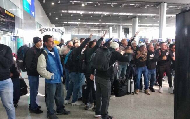 Torcedores do Corinthians tem voo para Argentina cancelado, mas conseguem embarcar
