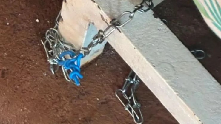 Mãe é presa após torturar e amarrar filho acamado