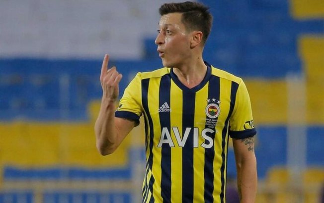 Mesut Özil rescinde contrato com Fenerbahçe e arruma outro clube