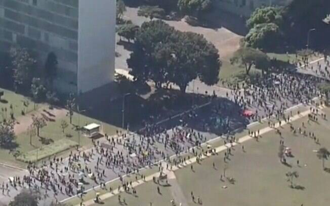 Manifestantes contra o presidente Bolsonaro protestam em Brasília na manhã deste domingo (7)