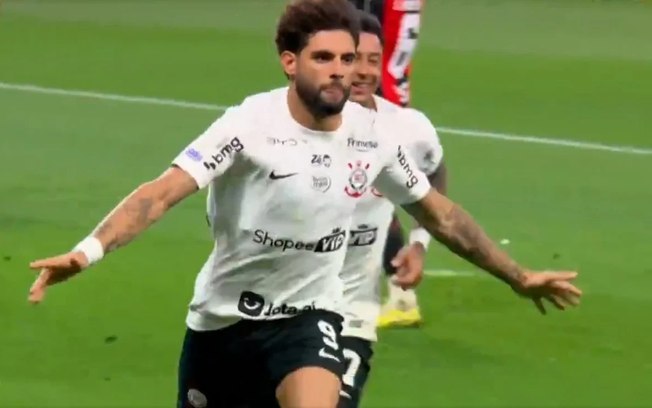 O corintiano Yuri Alberto disputa a bola com Brítez O corintiano Yuri Alberto disputa a bola com Brítez