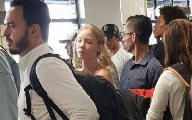 Najila Trindade foi vista em aeroporto