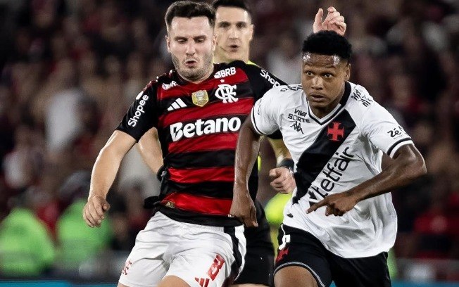Matheus França durante clássico entre Vasco e Flamengo