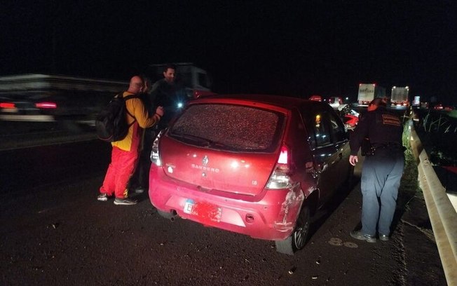 Carro e caminhão se envolvem em acidente na Washington Luís