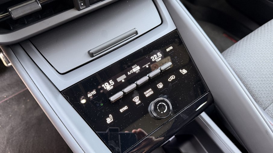 Console central reúne comandos de climatização e atalhos para funções do Macan GTS elétrico Console central reúne comandos de climatização e atalhos para funções do Macan GTS elétrico