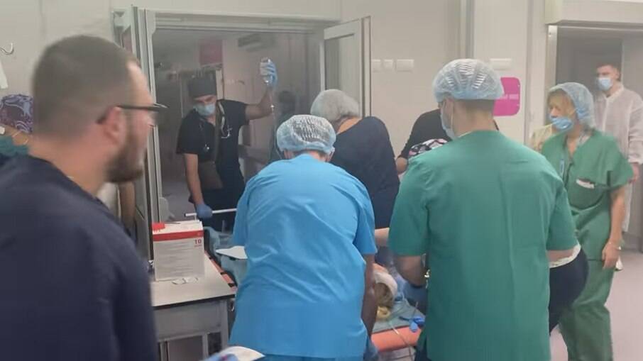 Equipes atendem feridos no Hospital Okhmadyt, em Kiev