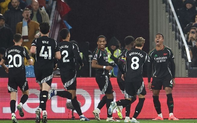 Gabriel Magalhães (D) comemora com os companheiros após marcar na vitória do Arsenal sobre o West Ham por 5 a 2 neste sábado, pelo Campeonato Inglês