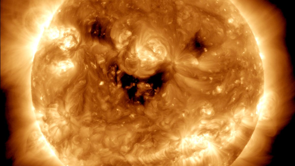 Nasa captura imagem do Sol 'sorrindo'