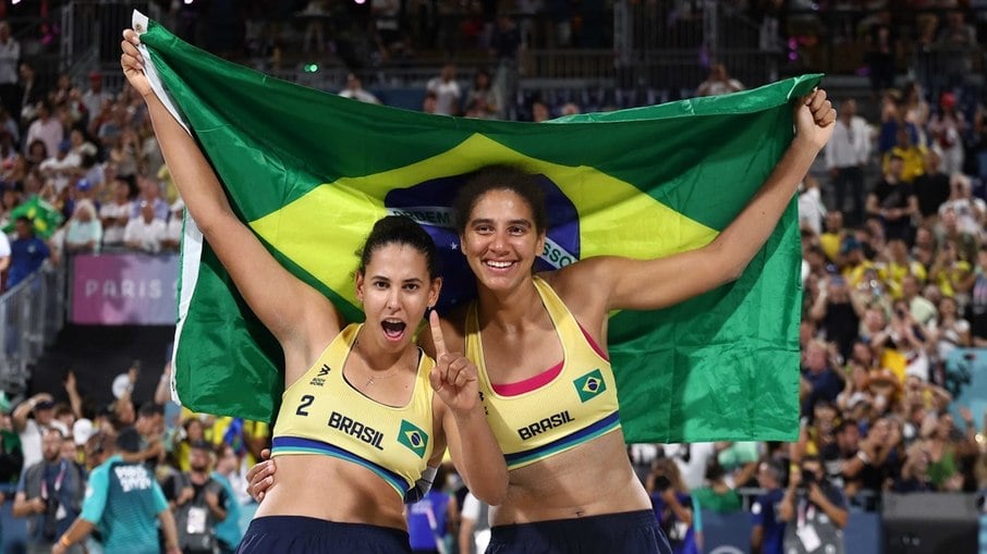 Duda e Ana Patrícia vencem canadenses e são campeãs olímpicas no vôlei de praia