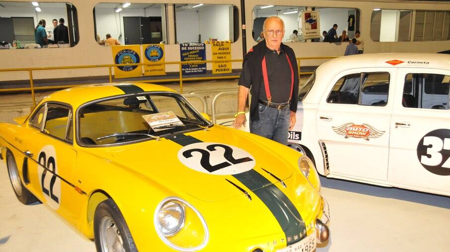 Willys Interlagos ao lado de um dos pilotos que fizeram sucesso nas pistas nos anos 60, Bird Clemente, hoje com 83 anos