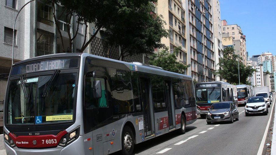Movimento de ônibus no viaduto Doutor Plínio de Queirós, em Bela Vista