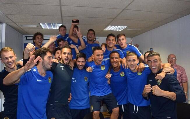 Jogadores do Fuenlabrada comemoram que irão enfrentar o Real Madrid pela Copa do Rei