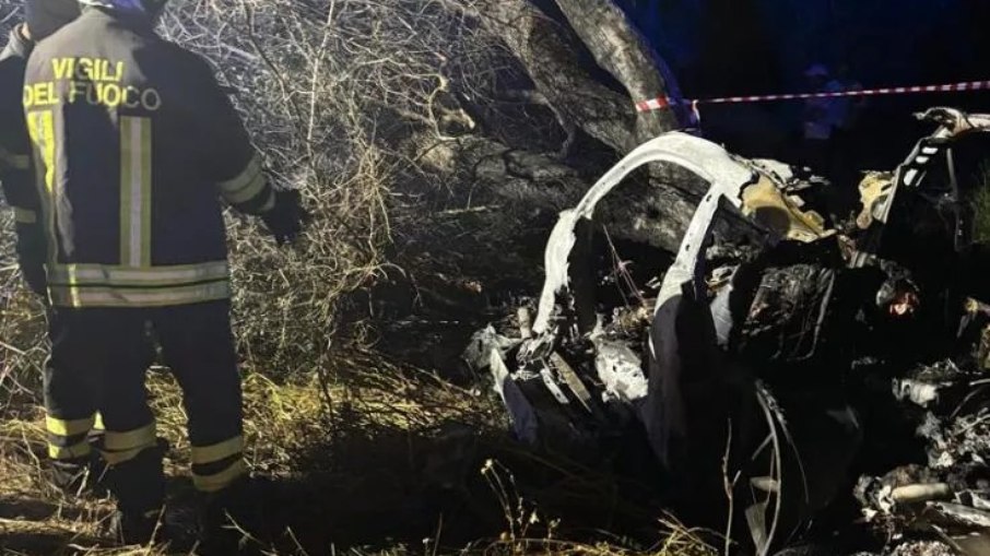 Porsche pega fogo após bater em uma árvore Porsche pega fogo após bater em uma árvore