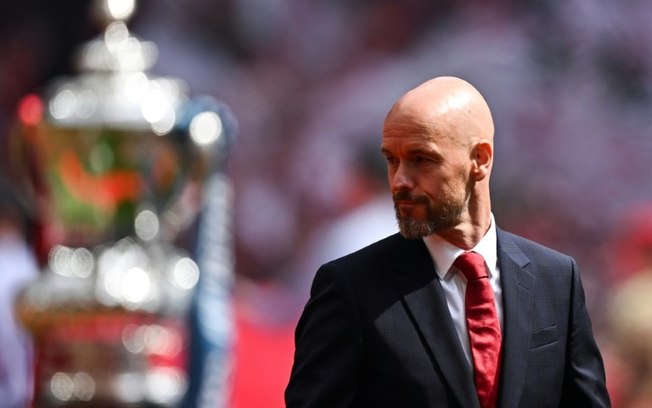 O técnico holandês do Manchester United, Erik ten Hag, passa pelo troféu da Copa da Inglaterra antes da final contra o Manchester City em Wembley, em 25 de maio de 2024.