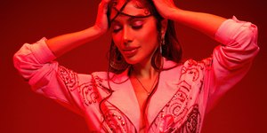 Anitta comemora aniversário com festa lotada de famosos