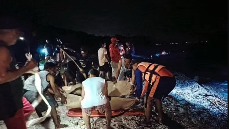 Dois turistas morrem nas Filipinas: um tem braço arrancado por tubarão e outro se afoga após serem arrastados por correnteza Dois turistas morrem nas Filipinas: um tem braço arrancado por tubarão e outro se afoga após serem arrastados por correnteza