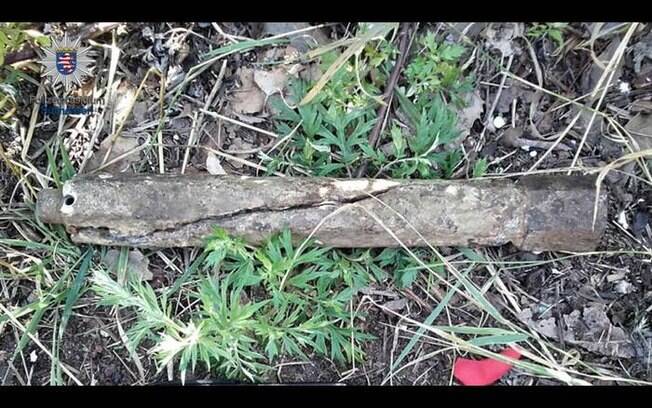 Criança achou o artefato explosivo durante um passeio pela floresta e quis levá-lo à escola