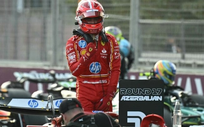 Charles Leclerc comemora a pole position no GP do Azerbaijão de F1 após o treino de classificação disputado neste sábado, em Baku