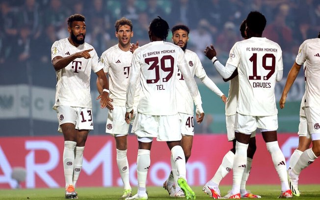 Protesto da torcida do Bayern jogando bolinhas de tênis em campo Protesto da torcida do Bayern jogando bolinhas de tênis em campo