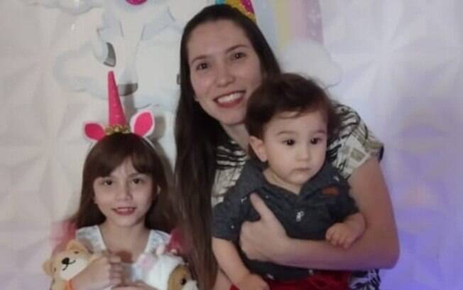 Gabriella com seus dois filhos, Alice, 8 anos, e Gustavo, 10 meses