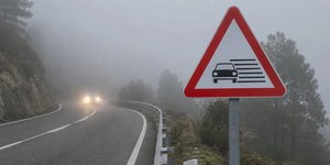 Placa com carro coberto por listras: saiba o que significa