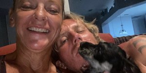 Mulher enfrenta jacaré e salva filhote de ataque