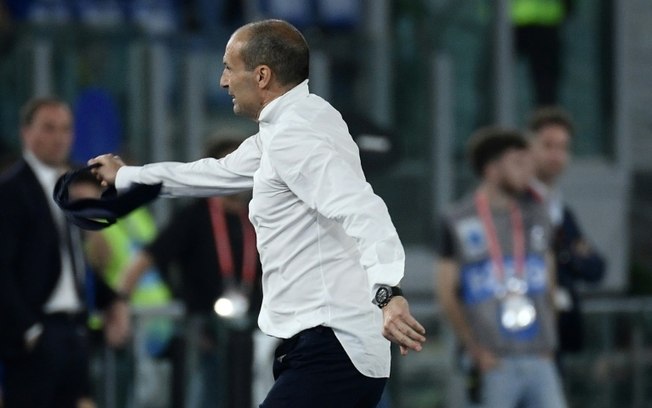 Massimiliano Allegri deixa o campo após a expulsão na final da Copa da Itália