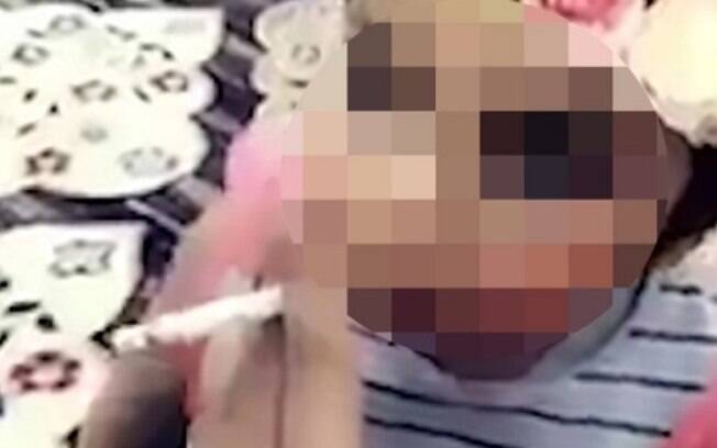 Pai foi preso após postar vídeo de criança fumando cigarro na Arábia Saudita; polícia informou estar investigando caso