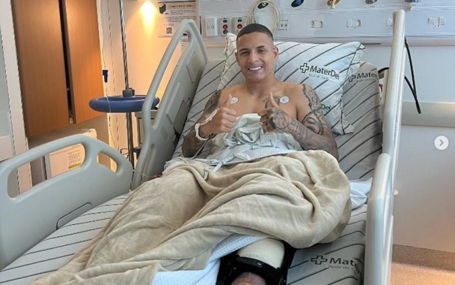 Guilherme Arana, do Atlético-MG, tem cirurgia bem-sucedida e irá iniciar fisioterapia