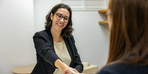 Serviços ocuparam 15,9 milhões e pagaram 2,2 mínimos em 2024