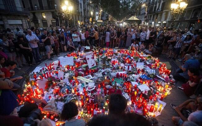 Homenagens às vítimas se multiplicam pelo mundo; Estado Islâmico reivindica autoria de atentado