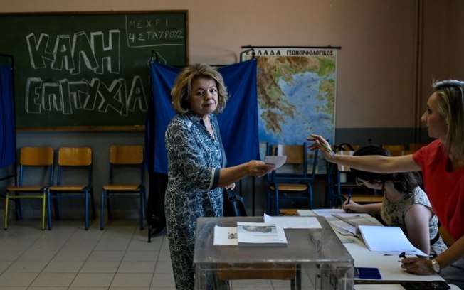 Mulher vota nas eleições do Parlamento Europeu, em Atenas, Grécia, em 9 de junho de 2024
