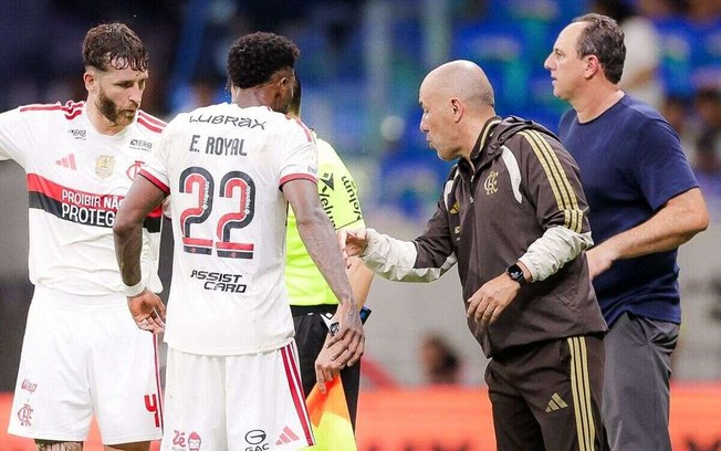 Defesa do Flamengo comete erros de passe que poderiam comprometer o triunfo sobre o Bahia Defesa do Flamengo comete erros de passe que poderiam comprometer o triunfo sobre o Bahia