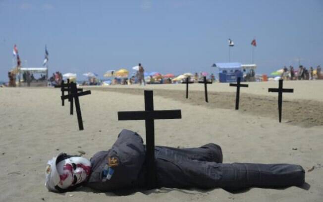 Protesto contra a morte de 11 policiais nos primeiros dias do ano teve cruzes e bonecos de farda na praia de Copacabana
