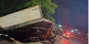 Caminhão tomba na BR-116 e prejudica 12 estações do Trensurb
