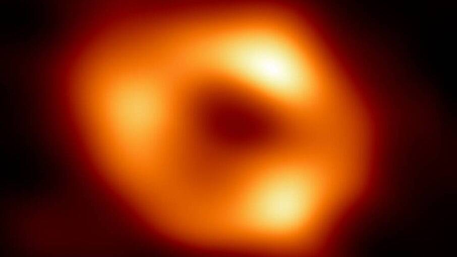 Imagem de Sagitário A, o buraco negro gigante localizado no centro da Via Láctea