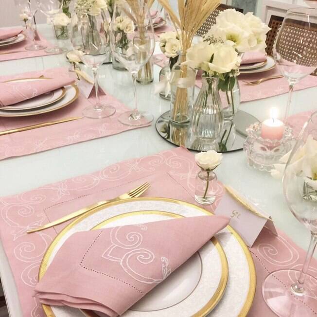 Na composição da mesa, o trigo foi utilizado como elemento de decoração do arranjo floral e marcador de lugar Mesa posta para comemorar Bodas de Trigo