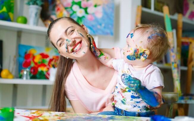 O que fazer no Dia das Crianças? Também é possível usar tinta para fazer várias atividades com o filho