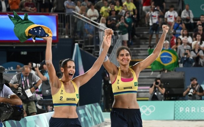 As brasileiras Duda e Ana Patrícia comemoram a vitória na final do vôlei de praia dos Jogos Olímpicos de Paris-2024, no estádio Torre Eiffel, no dia 9 de agosto de 2024. As brasileiras Duda e Ana Patrícia comemoram a vitória na final do vôlei de praia dos Jogos Olímpicos de Paris-2024, no estádio Torre Eiffel, no dia 9 de agosto de 2024.