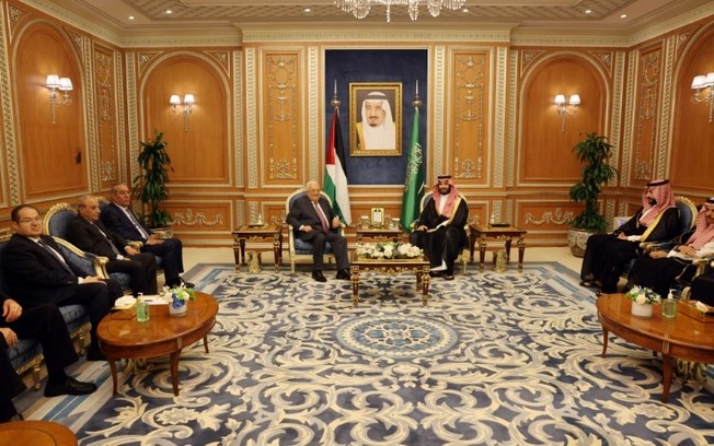 Foto fornecida pela assessoria de imprensa da Autoridade Palestina (PPO) mostra o presidente palestino Mahmoud Abbas (C-L) se reunindo com o príncipe herdeiro da Arábia Saudita, Mohammed Bin Salman, em Riad, em 27 de agosto de 2024